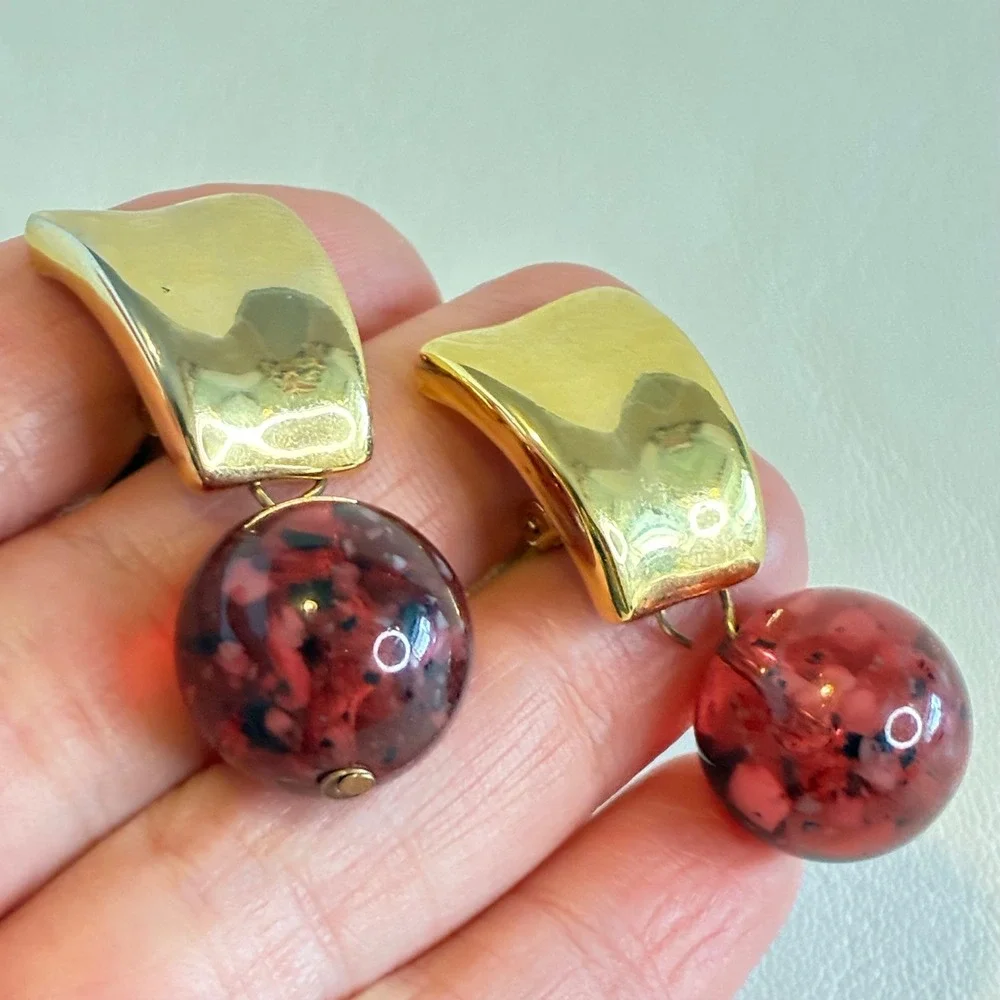 Vintage Gold Tone Clip‎ On Earrings Marble Red Confetti Lucite Bead Geometric